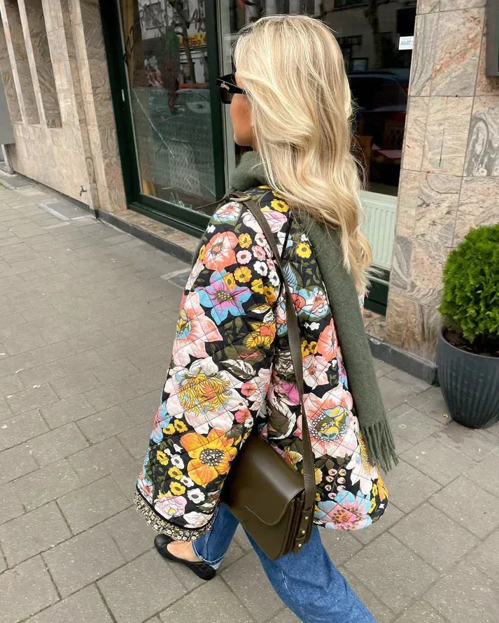 Andella - Elegant kledingstuk met vintage bloemenprint en losse jas