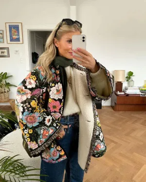 Andella - Elegant kledingstuk met vintage bloemenprint en losse jas