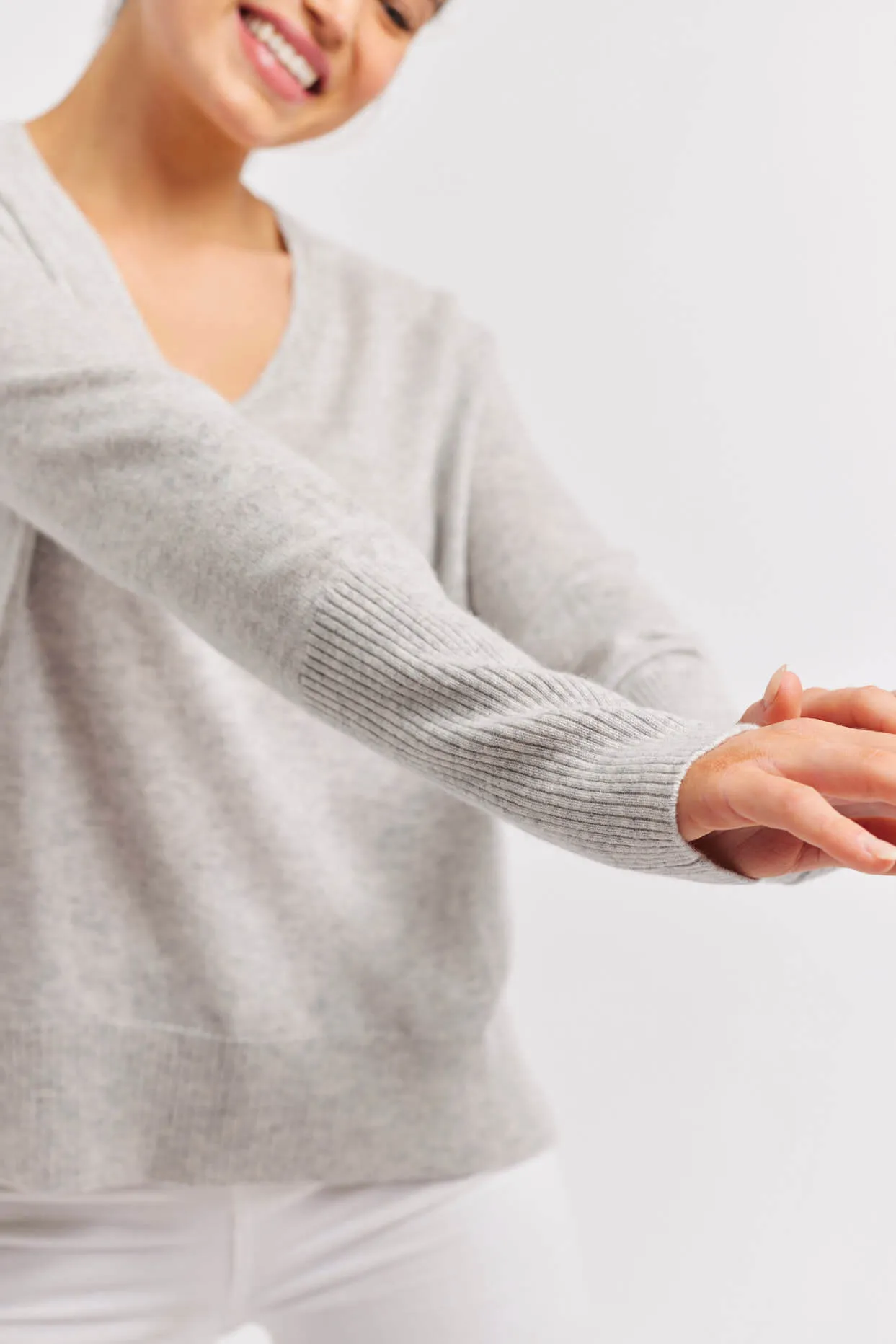 Fifi V Cashmere Sweater in Fly Ash