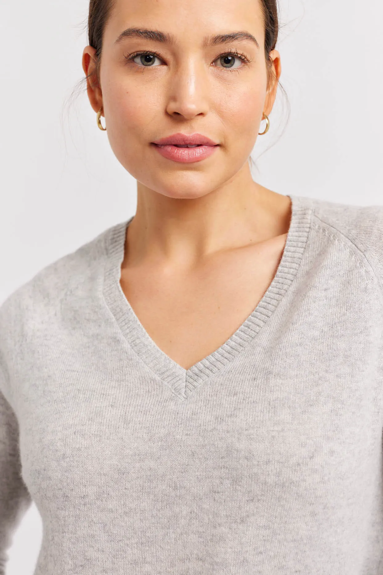 Fifi V Cashmere Sweater in Fly Ash