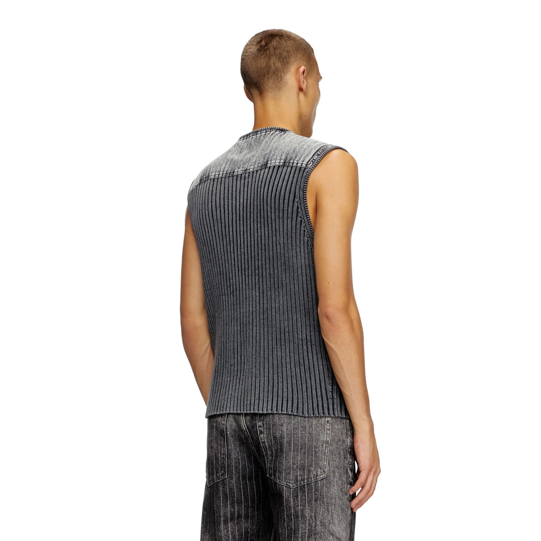 KNITWEAR / 900