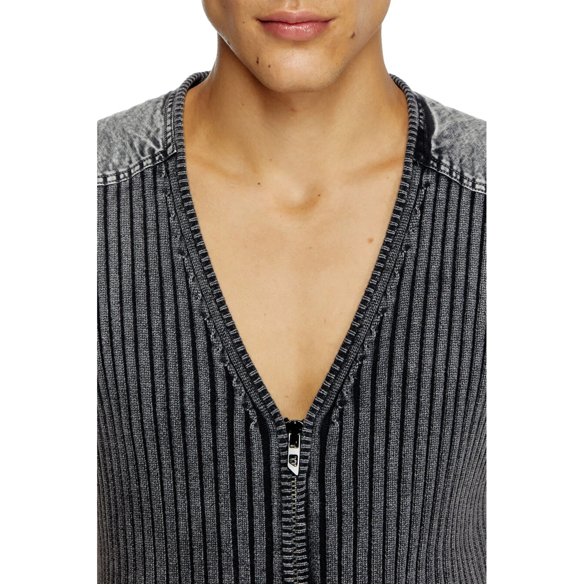 KNITWEAR / 900