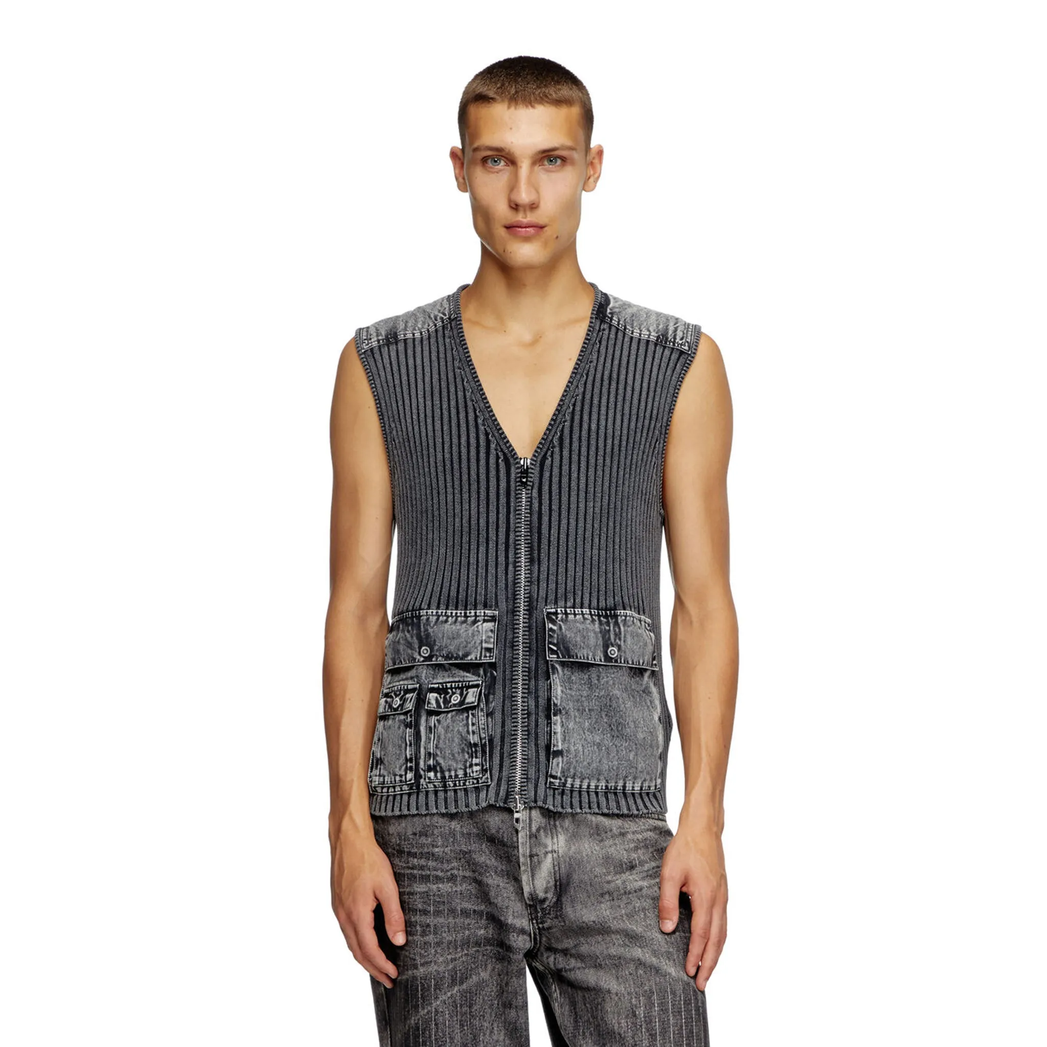 KNITWEAR / 900